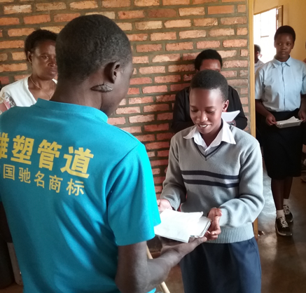 Rafiki Students giving their lunches to hospital patients